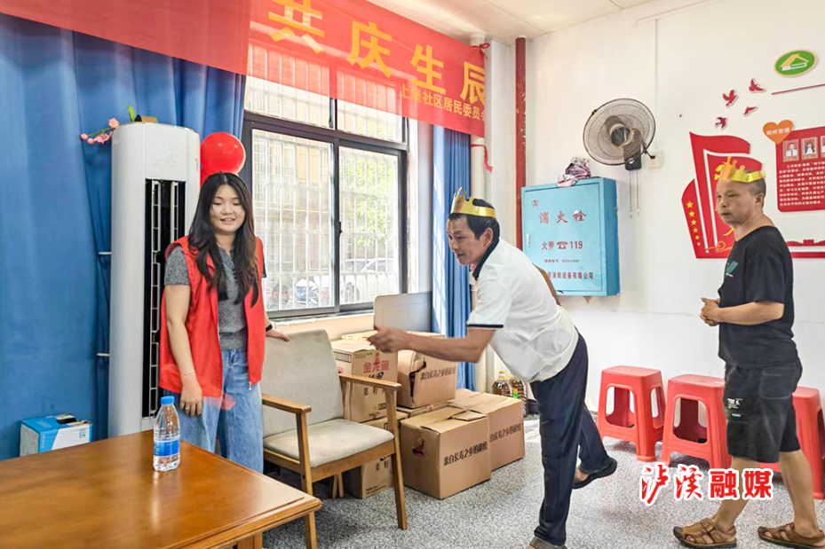 泸溪县武溪慰问高领老人8月份 (2).jpg 泸溪县武溪慰问高领老人8月份 (2).jpg