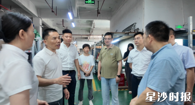 黄花镇工作人员走访企业。王贯宇 摄