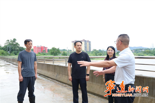 林亮亮调研防台风防汛工作 强调落实应转尽转 全力守护群众安全_副本500.jpg