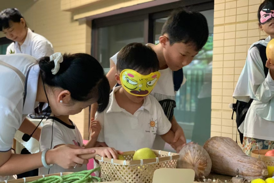 秋日游园拾童趣 幸福里中伴成长