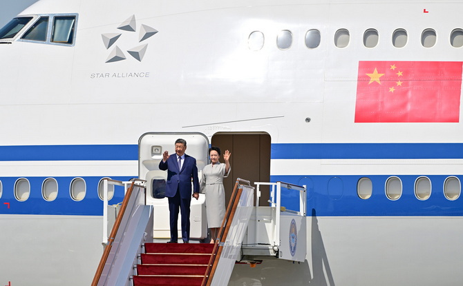 习近平抵达比什凯克出席2026年上海合作组织峰会并对吉尔吉斯斯坦进行国事访问