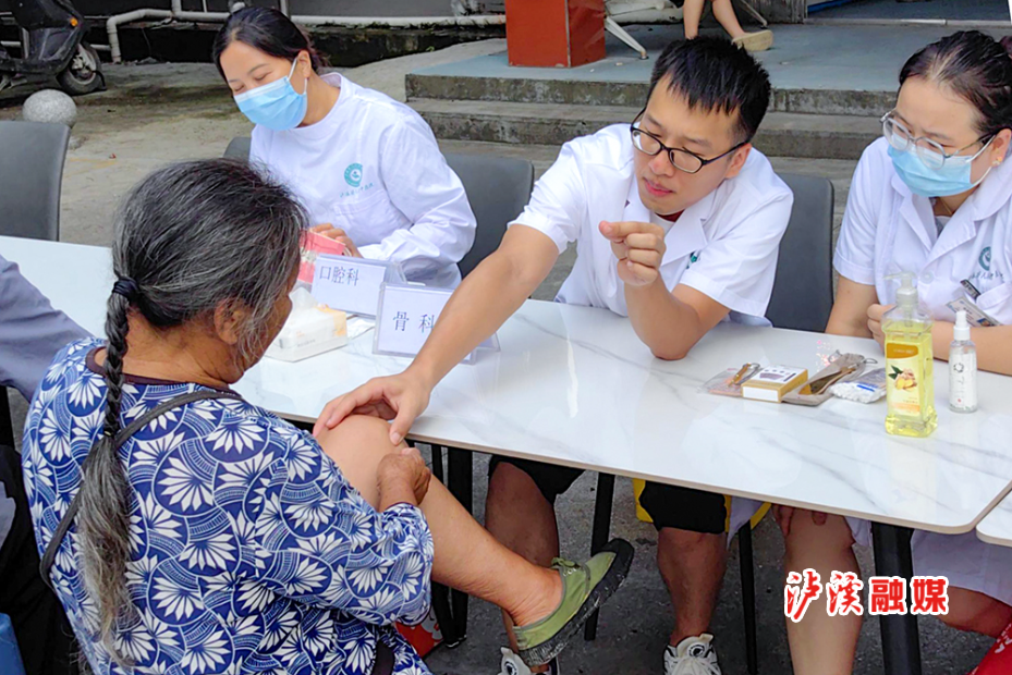 中医院兴隆场镇义诊.jpg 中医院兴隆场镇义诊.jpg