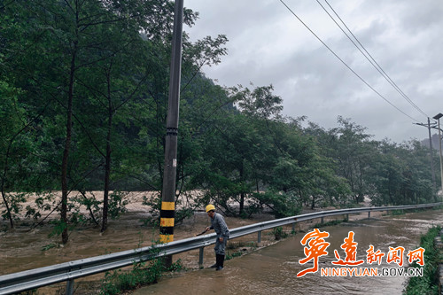 宁远电力：迎战台风“沙德尔” 筑牢防汛保电防线_副本_副本500.jpg