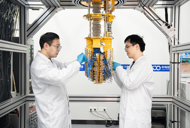中电信量子集团工作人员正在调测“天衍-504”量子计算机。中电信量子集团供图