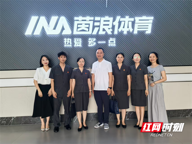 走访重点企业，开展普法宣传。.jpg