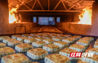 湖南宁远：手工柴火月饼飘香迎中秋（组图）