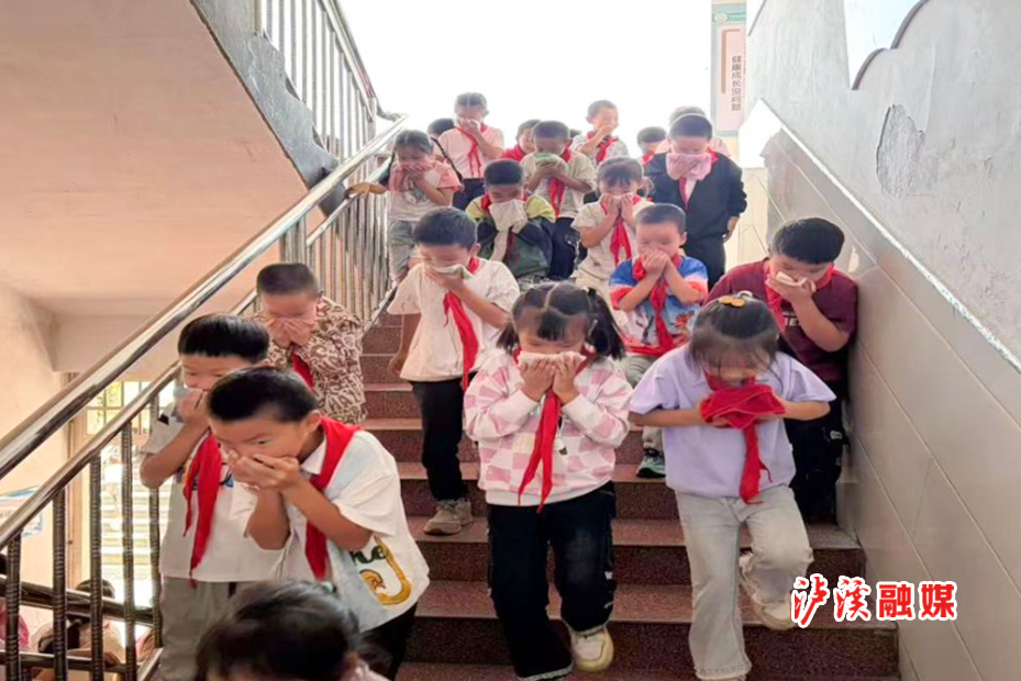 永兴场小学消防演练.jpg 永兴场小学消防演练.jpg