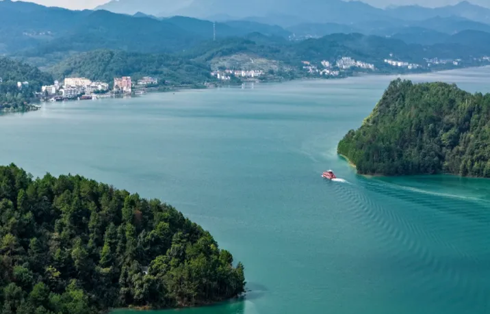 组图 | 资兴市：东江湖美景如画 游客纷至踏来赏秋光