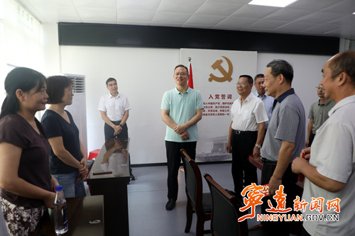 毛政开展教师节走访活动_副本500.jpg 毛政开展教师节走访活动_副本500.jpg