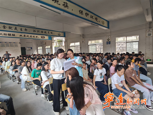 宁远县禾亭镇:开展秋季开学安全第一课_副本500.jpg 宁远县禾亭镇:开展秋季开学安全第一课_副本500.jpg