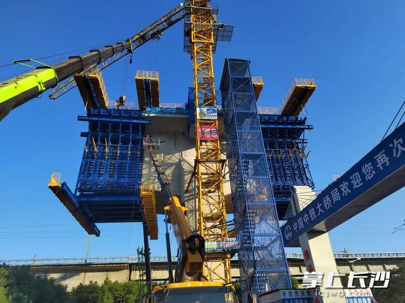 长赣高铁长沙湘江铁路特大桥141号墩造桥机最后一块侧模精准安装就位。通讯员 孙凯旋 摄