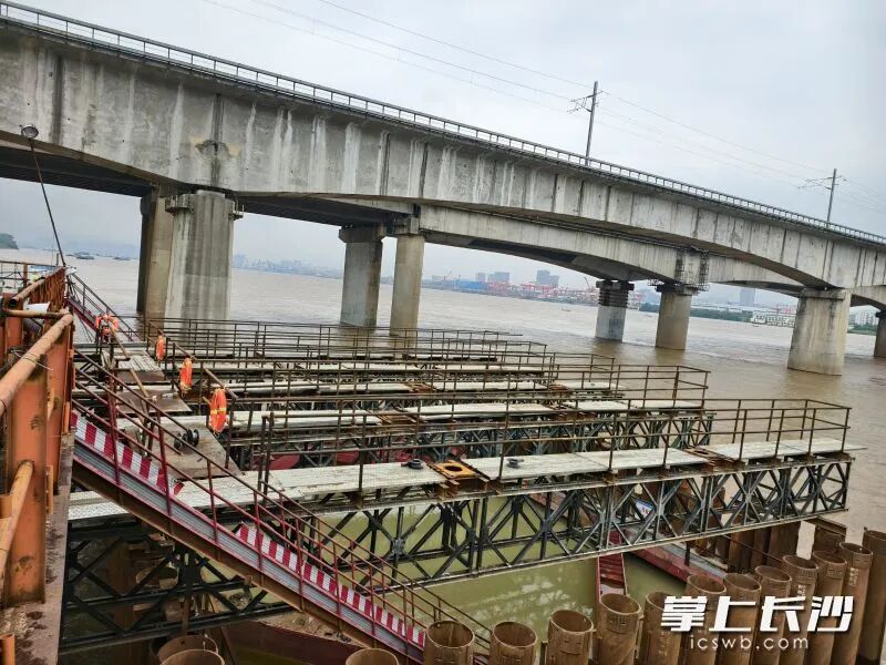 长沙湘江铁路特大桥主桥首个围堰顺利完成水下封底。通讯员 罗安 摄