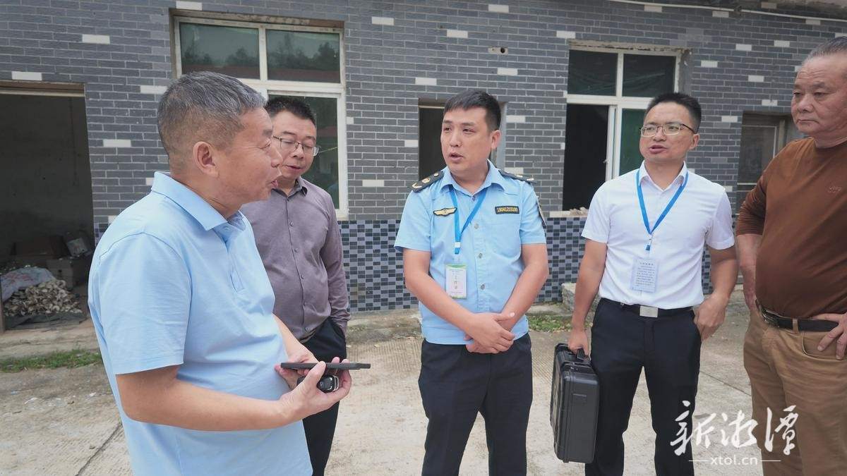 省第一生态环境保护督察组现场核查湘乡市养殖企业污染问题。1.png 省第一生态环境保护督察组现场核查湘乡市养殖企业污染问题。1.png
