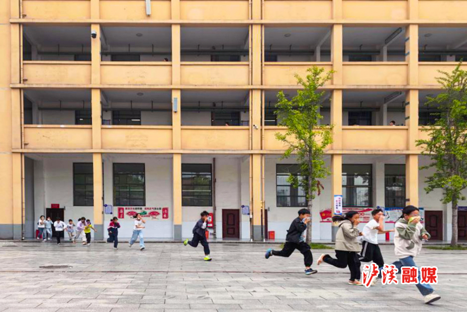 武溪中学消防演练.jpg 武溪中学消防演练.jpg