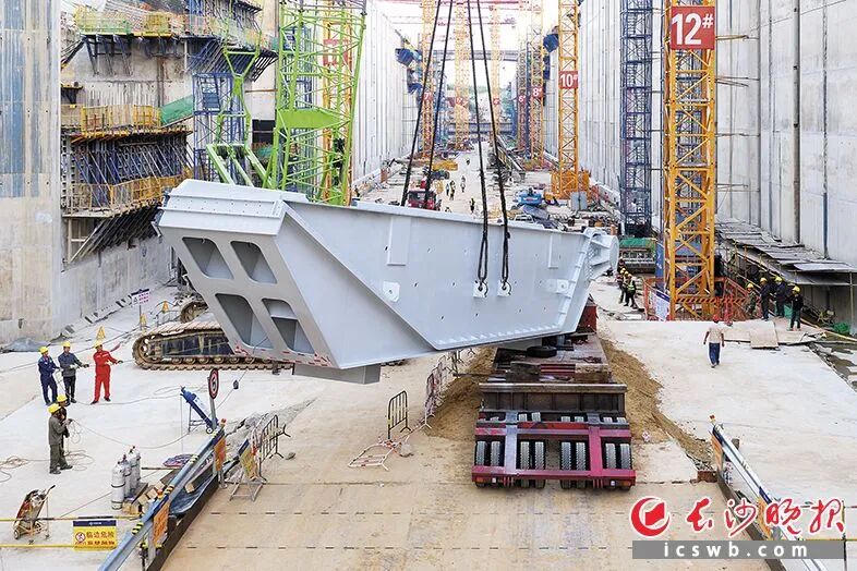 9月10日，由中交四航局承建的湘江长沙综合枢纽三线船闸下闸首人字门首节门叶完成安装。图为吊装过程中。长沙晚报全媒体记者 黄启晴 摄