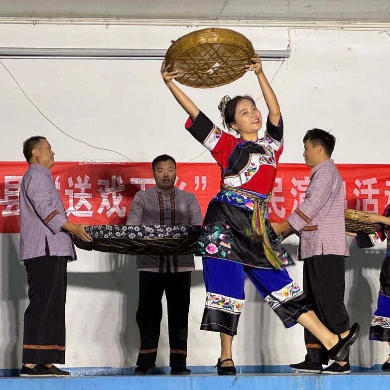 湘西花垣：苗剧团送戏进村，点亮乡村夜生活