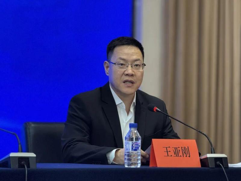 天津市商务局党组成员、副局长王亚刚介绍天津市一系列促消费活动,以及服务保障本届展会的具体举措