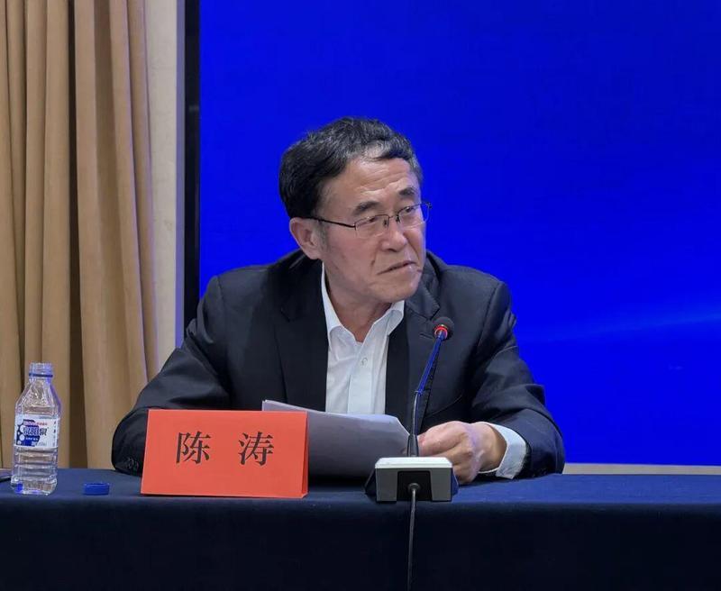 中国农业机械流通协会秘书长陈涛主持发布会