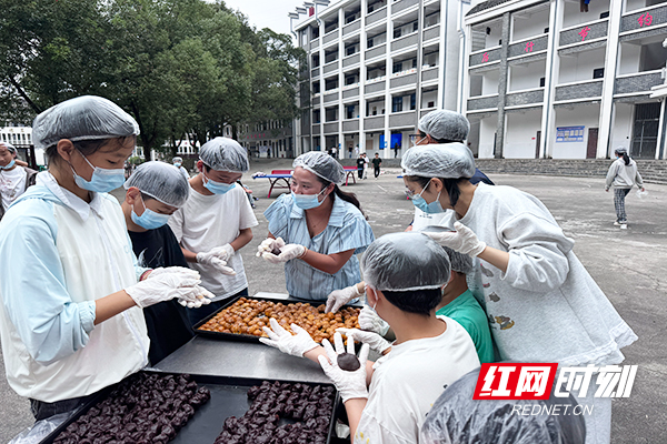 室外包月饼 (3).jpg 室外包月饼 (3).jpg