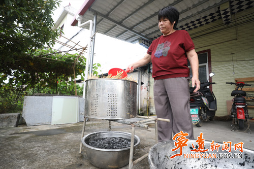 宁远:古法草灰水粽飘香1_副本500.jpg 宁远:古法草灰水粽飘香1_副本500.jpg