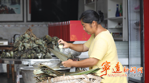 宁远:古法草灰水粽飘香2_副本500.jpg 宁远:古法草灰水粽飘香2_副本500.jpg