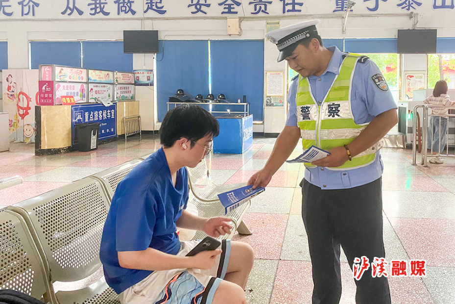 交警中秋节检查 (1).jpg 交警中秋节检查 (1).jpg