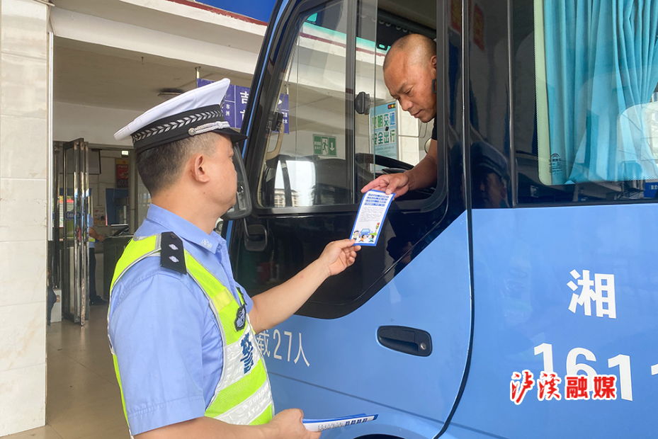 交警中秋节检查 (2).jpg 交警中秋节检查 (2).jpg