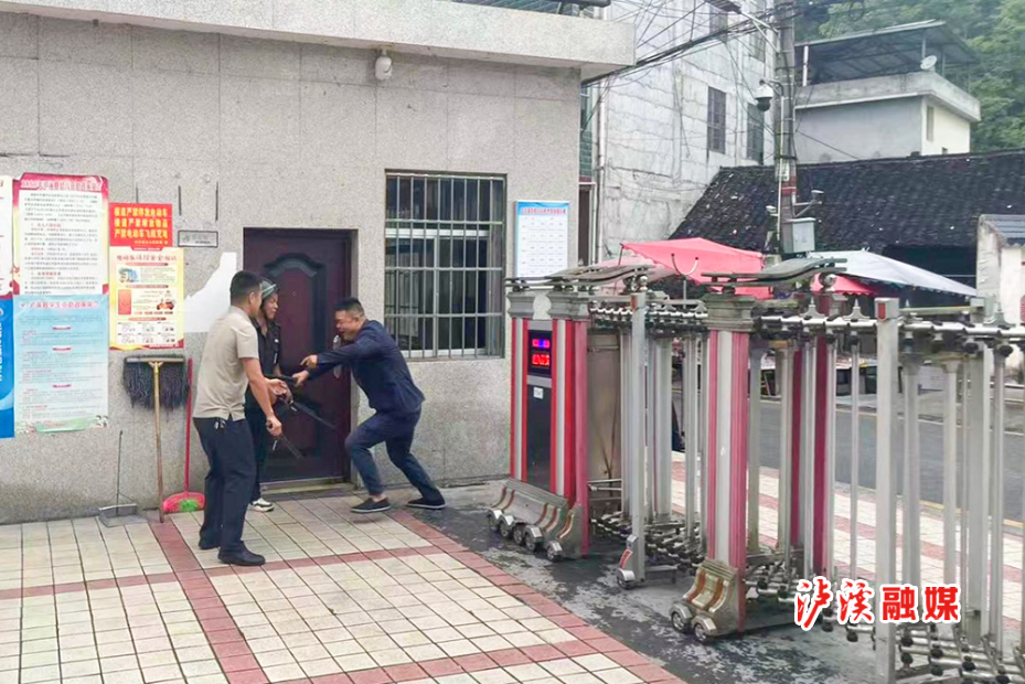 白羊溪校园防爆演练.jpg 白羊溪校园防爆演练.jpg