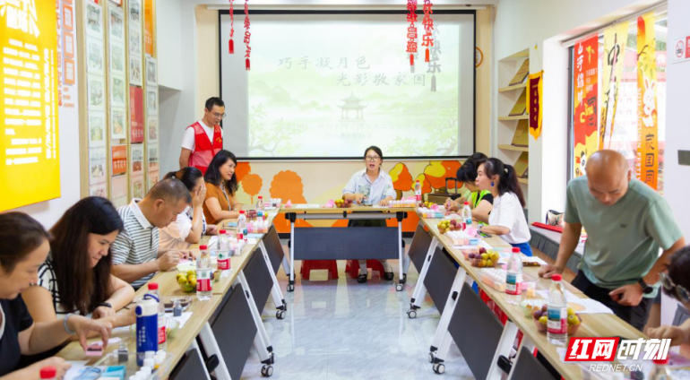 巧手凝月色光影敬家国 湘南学院社区开展迎双节主题活动