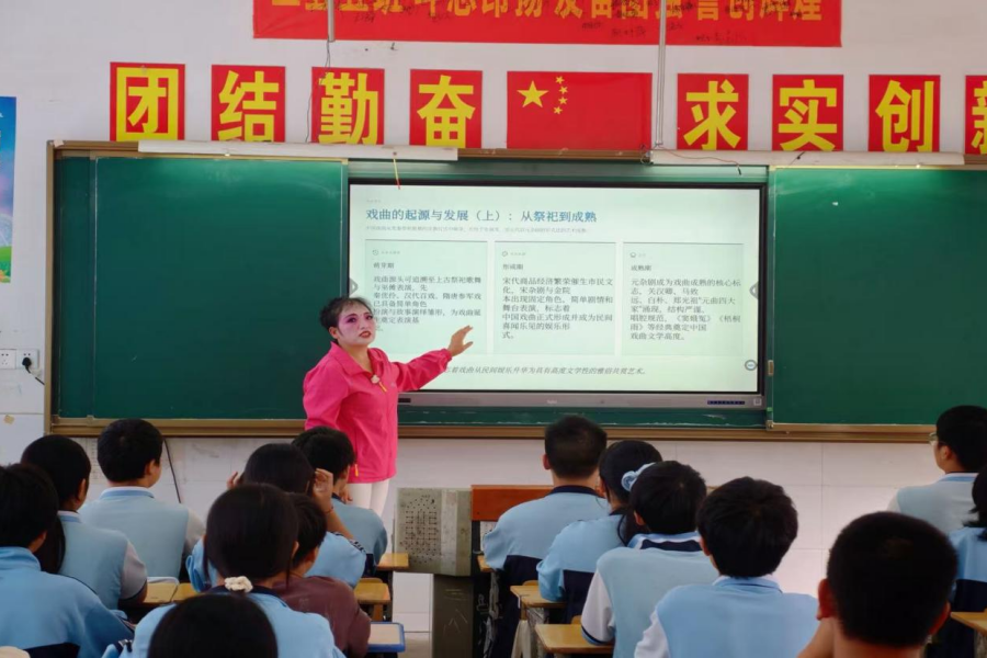 “送戏进校园”点亮儿童生活