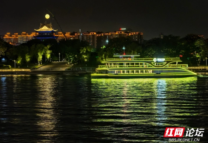 湘江逐流光：中秋夜的长沙掠影