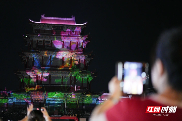 中秋月圆夜 万楼灯火映团圆