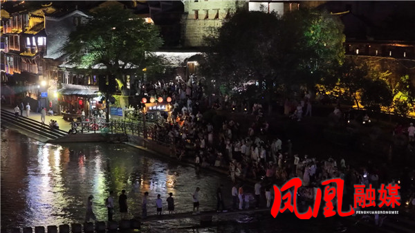 中秋假日前两日凤凰古城夜游持续升温 游客[00_00_56][20260927-121318].jpg