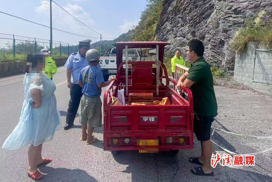 交警中秋活动维持秩序 (2).jpg 交警中秋活动维持秩序 (2).jpg