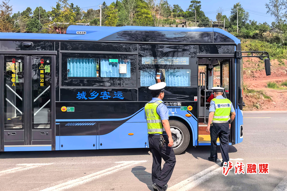 交警中秋活动维持秩序 (1).jpg 交警中秋活动维持秩序 (1).jpg