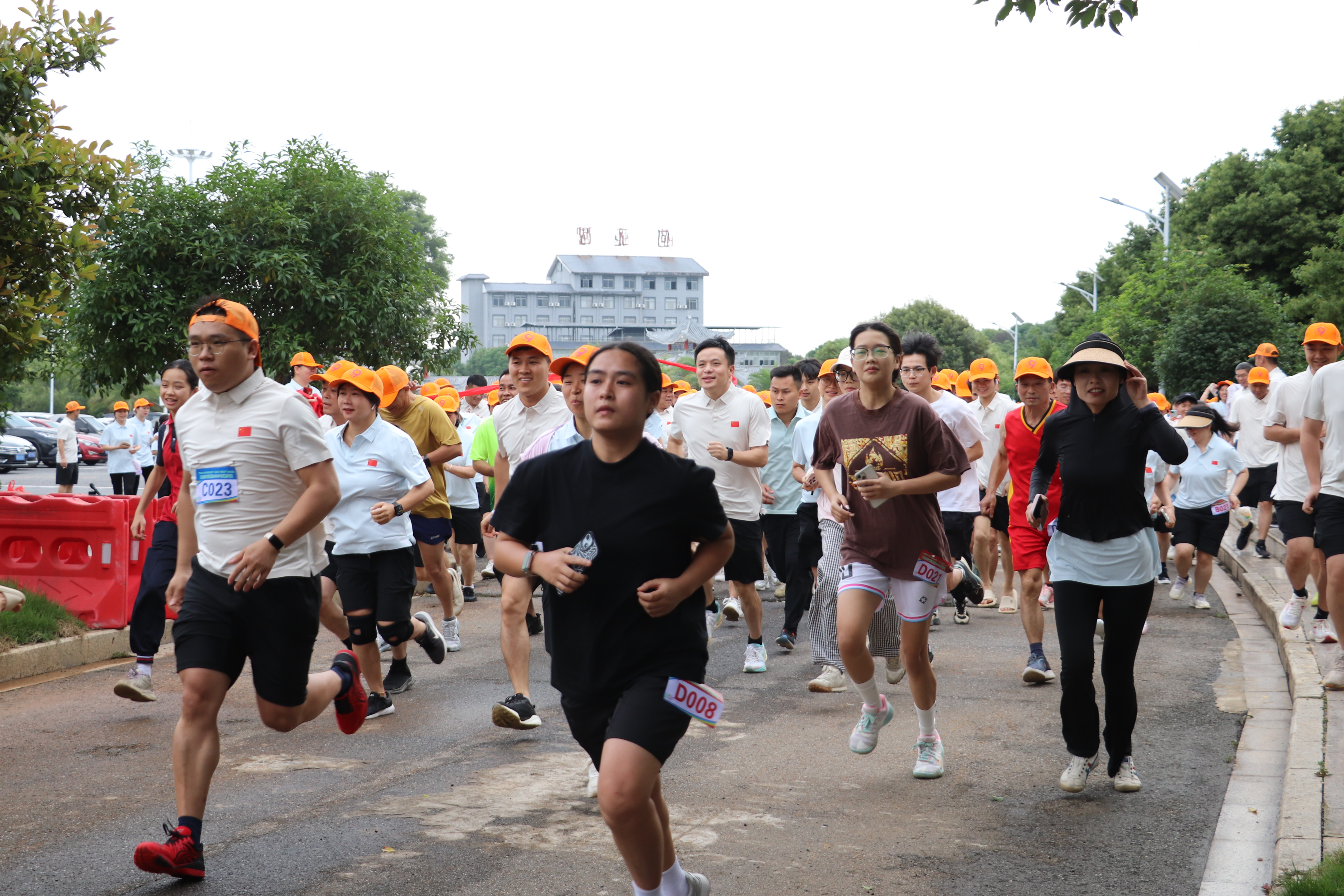 回龙圩管理区2026年“健步跑·百万大礼伴君行 惠职工·促消费”主题活动激情开跑