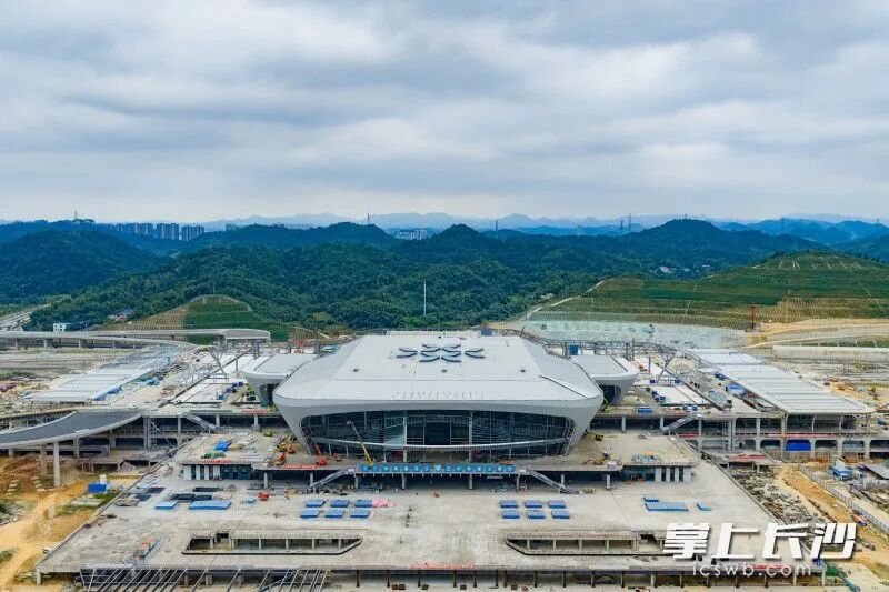 长沙高铁西站项目整体工程量已过半,正朝着2027年年底竣工的目标稳步推进。 均为长沙晚报全媒体记者邹麟摄 图片