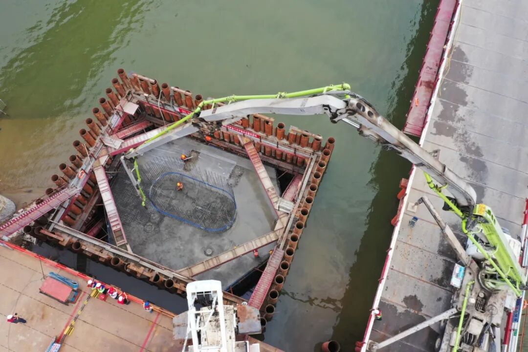 长赣高铁长沙湘江铁路特大桥主桥首个水中墩——135号边墩承台浇筑现场.jpg