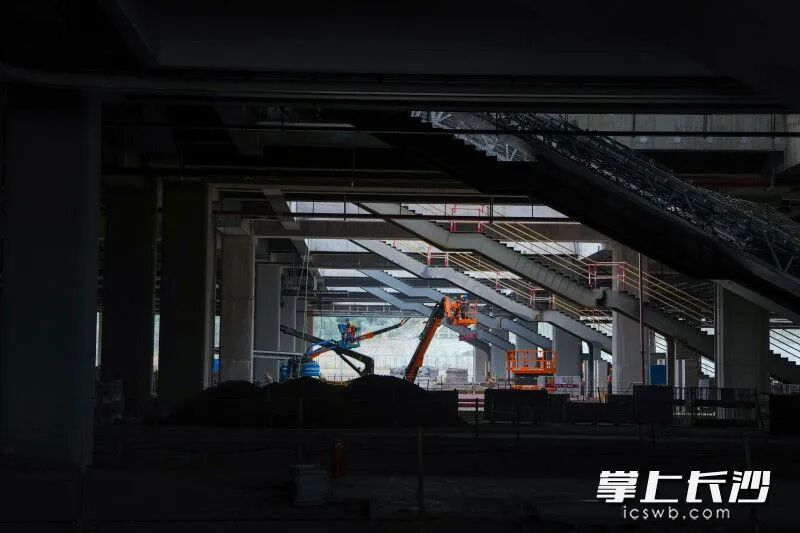 中铁建工的建设者们日夜奋战在施工一线,全力推进工程建设。 图片
