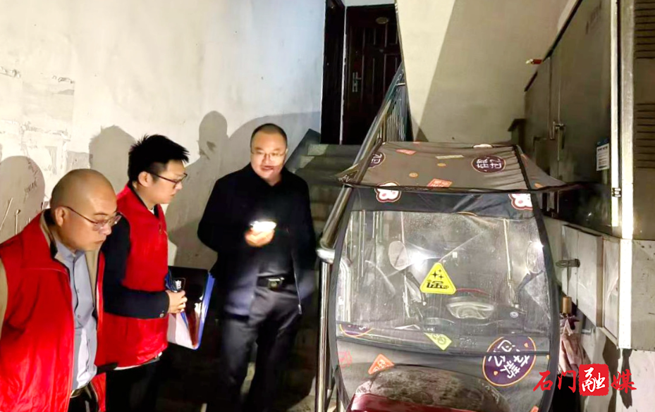 壶瓶山镇：开展国庆节前联合夜查 筑牢2.jpg