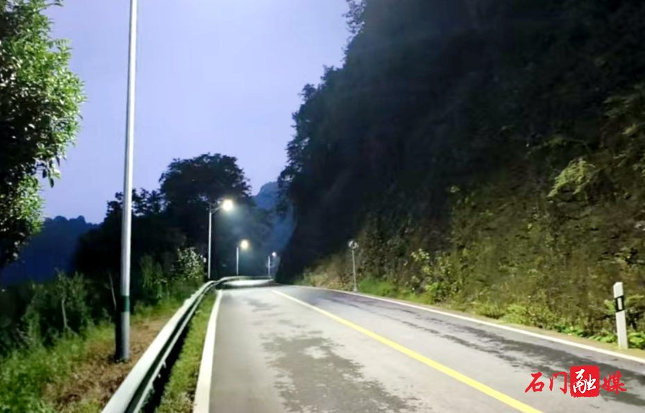 聚民力筑微光 照亮山间回家路2.jpg 聚民力筑微光 照亮山间回家路2.jpg