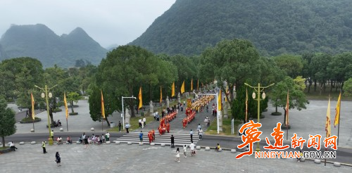 【美景不远·就在宁远】宁远:国庆首日八方游客齐聚九嶷山祭舜帝_副本500.jpg 【美景不远·就在宁远】宁远:国庆首日八方游客齐聚九嶷山祭舜帝_副本500.jpg