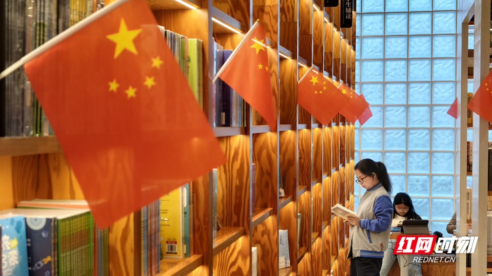 组图丨长沙秋雨放缓出游脚步 市民书店里“充电”过节