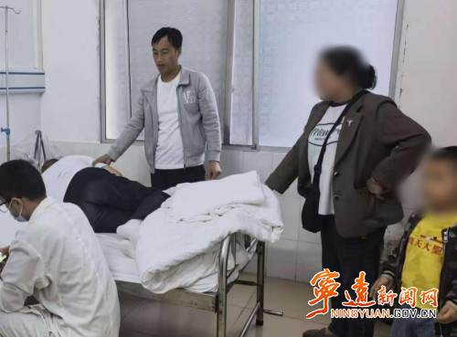 宁远县九疑瑶族乡:游客突发身体不适 巡查人员暖心救治_副本500.jpg 宁远县九疑瑶族乡:游客突发身体不适 巡查人员暖心救治_副本500.jpg
