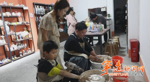 【美景不远·就在宁远】宁远县文庙古街：非遗技艺点亮双节盛会2_副本500.jpg