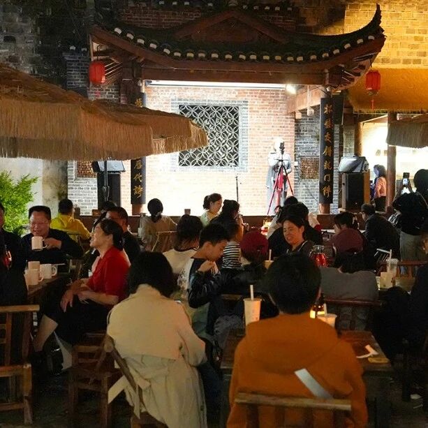 看!古城夜趣拉满,黔阳老茶馆热闹 “出圈”