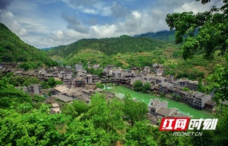 湘西龙山：非遗体验引客来 土家山寨国庆人气旺