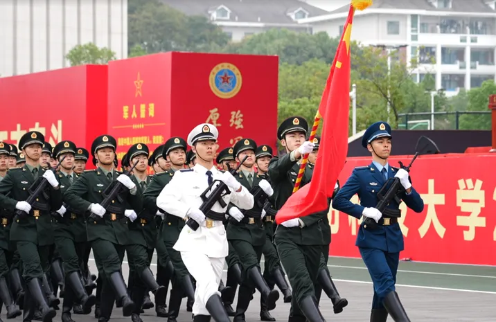 国防科技大学2000余名新学员，授衔！