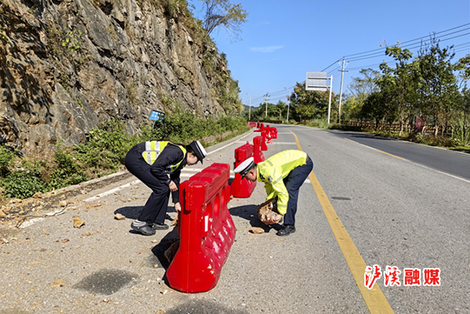 交警保十一安全 畅通 (1).jpg 交警保十一安全 畅通 (1).jpg