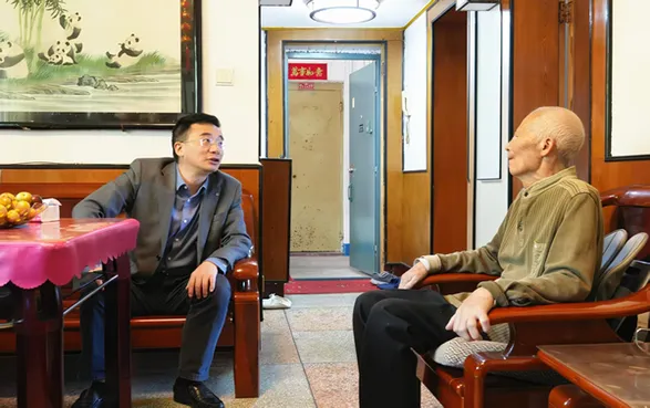 殷殷关怀暖桑榆 周文看望慰问市人大常委会机关退休老同志